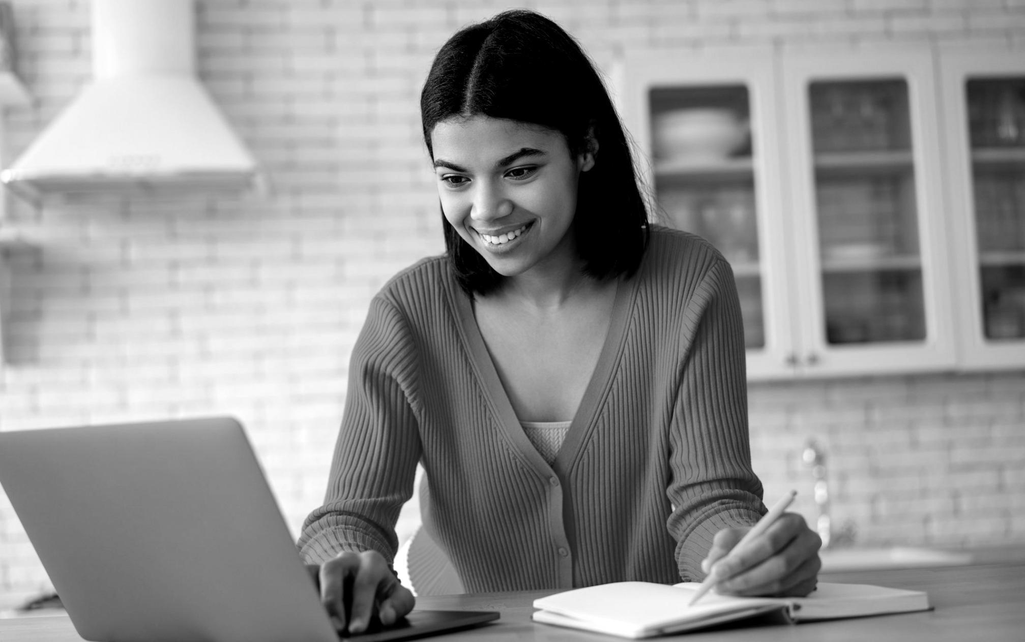 Personne travaillant sur des documents financiers avec concentration