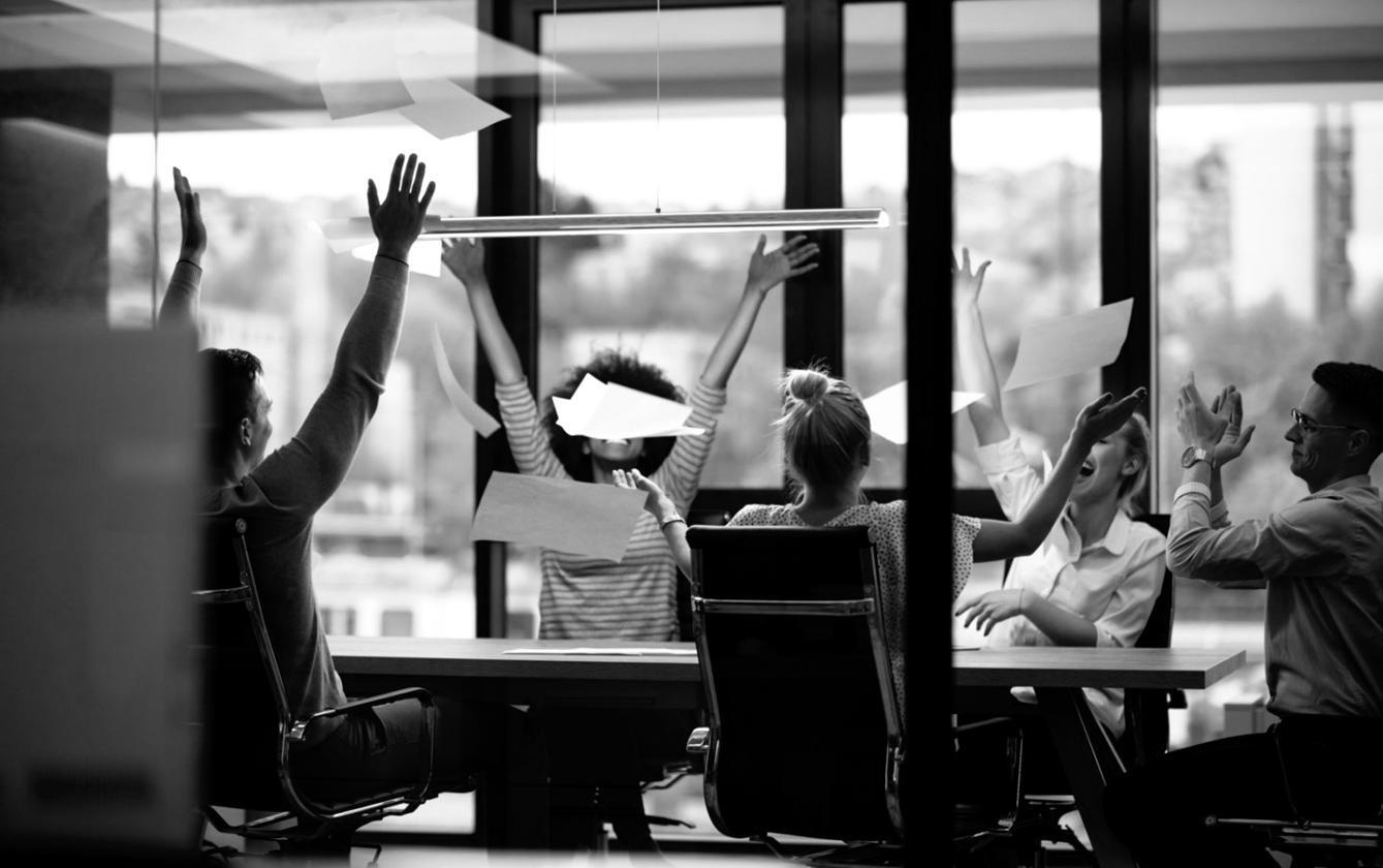 Session de travail sur la planification budgétaire avec documents et outils financiers