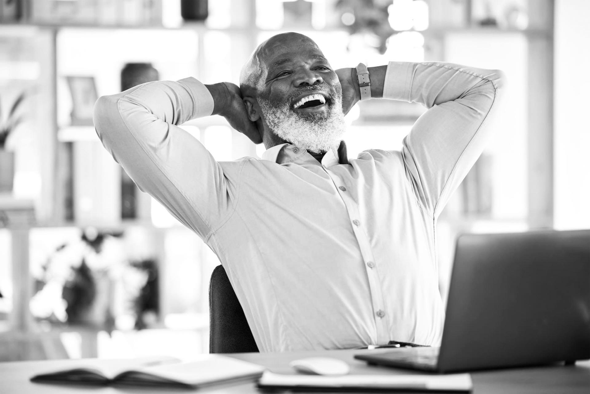 Espace de formation à distance organisé avec documents financiers et ordinateur portable